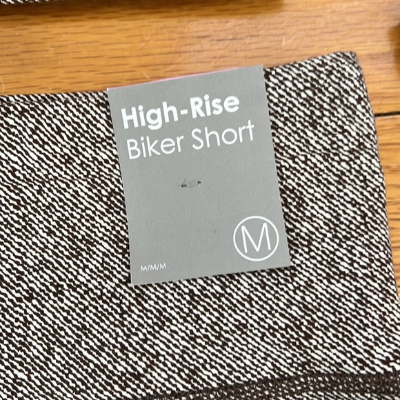 NWT Forever 21 Long Sleeve Cutout Crop Top High Rise Biker Shorts Medium - Picture 7 of 8